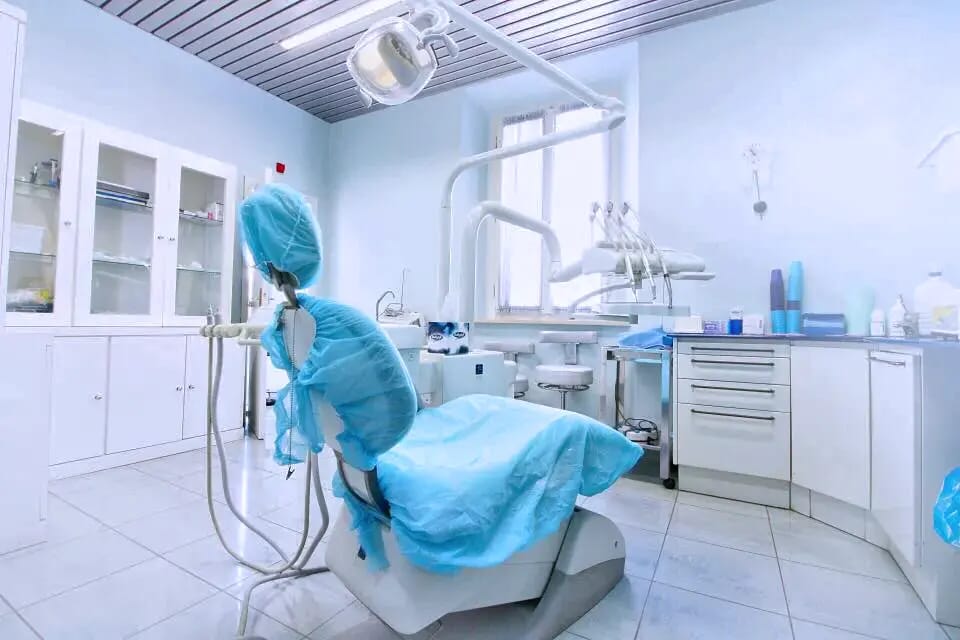 Paziente sorridente presso lo Studio Dentistico Dr Azzi